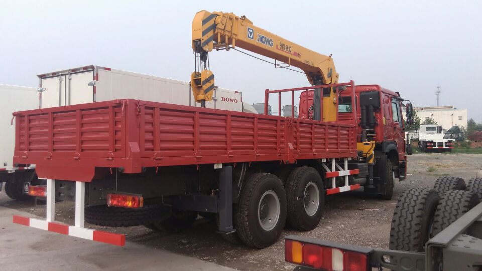 شاحنة HOWO 6x4 مع رافعة XCMG 14T
