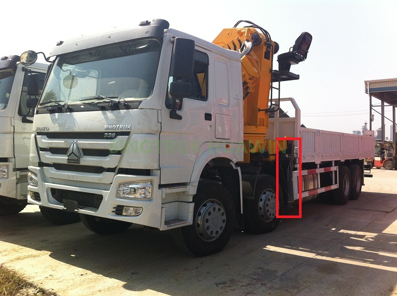 شاحنة رافعة SINOTRUK HOWO 8x4