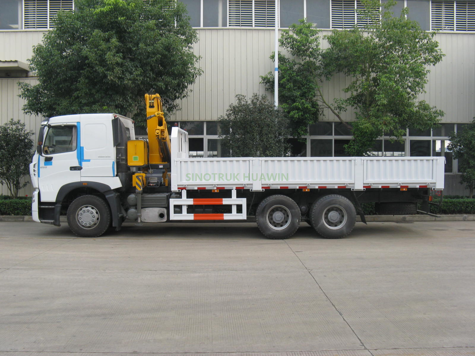 SINOTRUK HOWO A7 6x4 Crane Truck مع XCMG 14T Crane