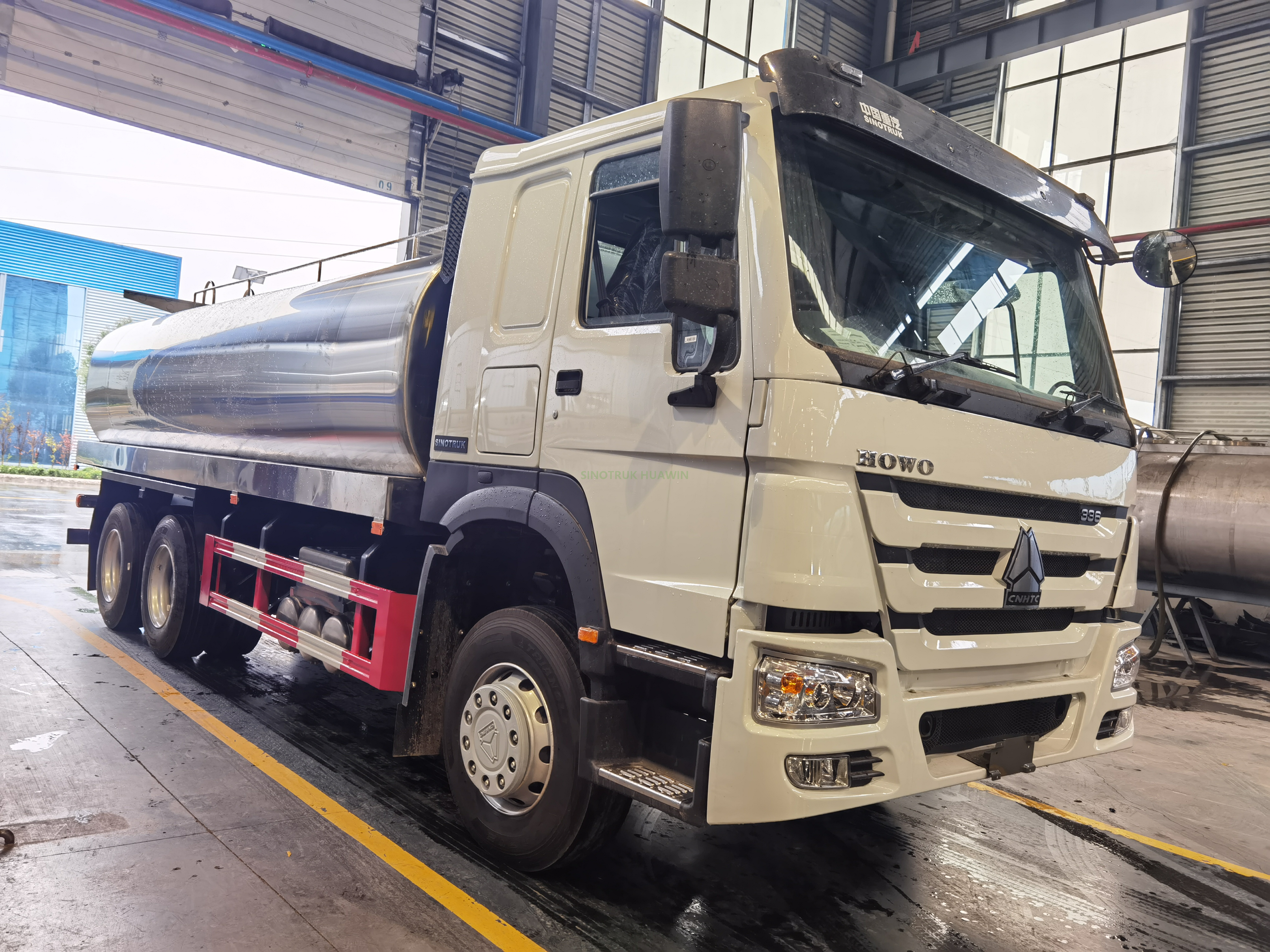 شاحنة نقل الحليب SINOTRUK HOWO 6X4