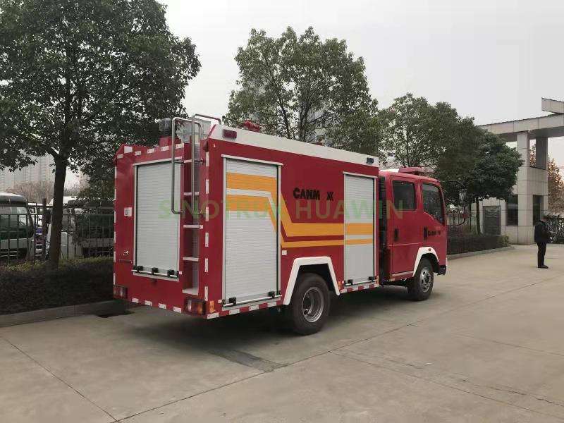 بيع شاحنة إطفاء الحريق SINOTRUK HOWO Light Truck 4 × 2