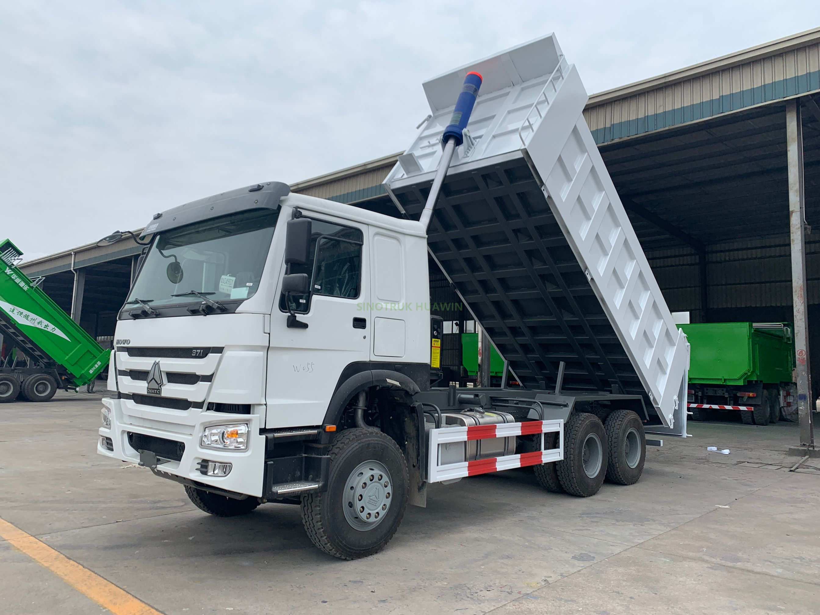 SINOTRUK HOWO 6X4 Front Tipping يسار محرك اليد اليمنى شاحنة قلابة