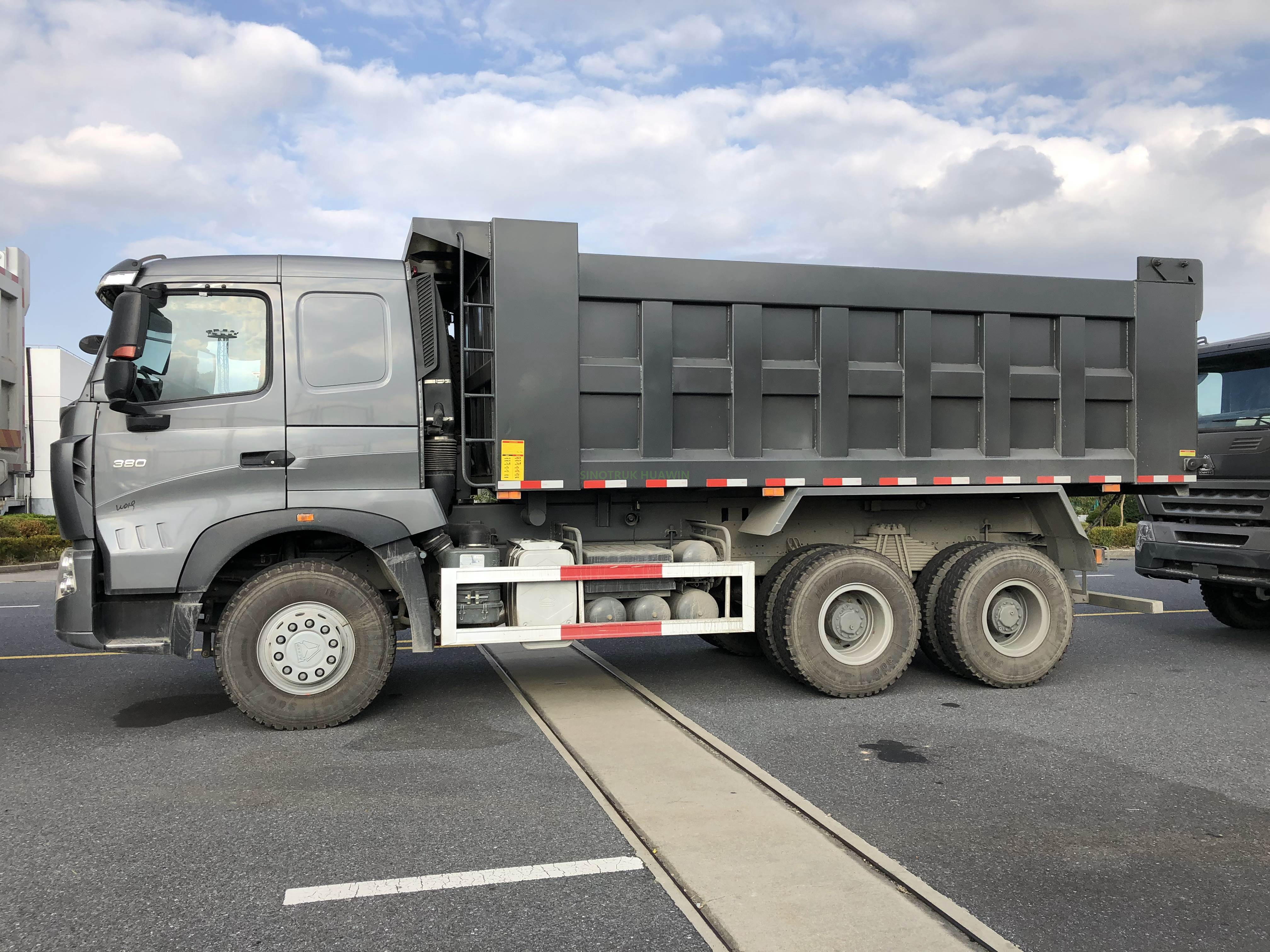 شاحنة قلابة Sinotruk A7 6X4 بقلب متوسط