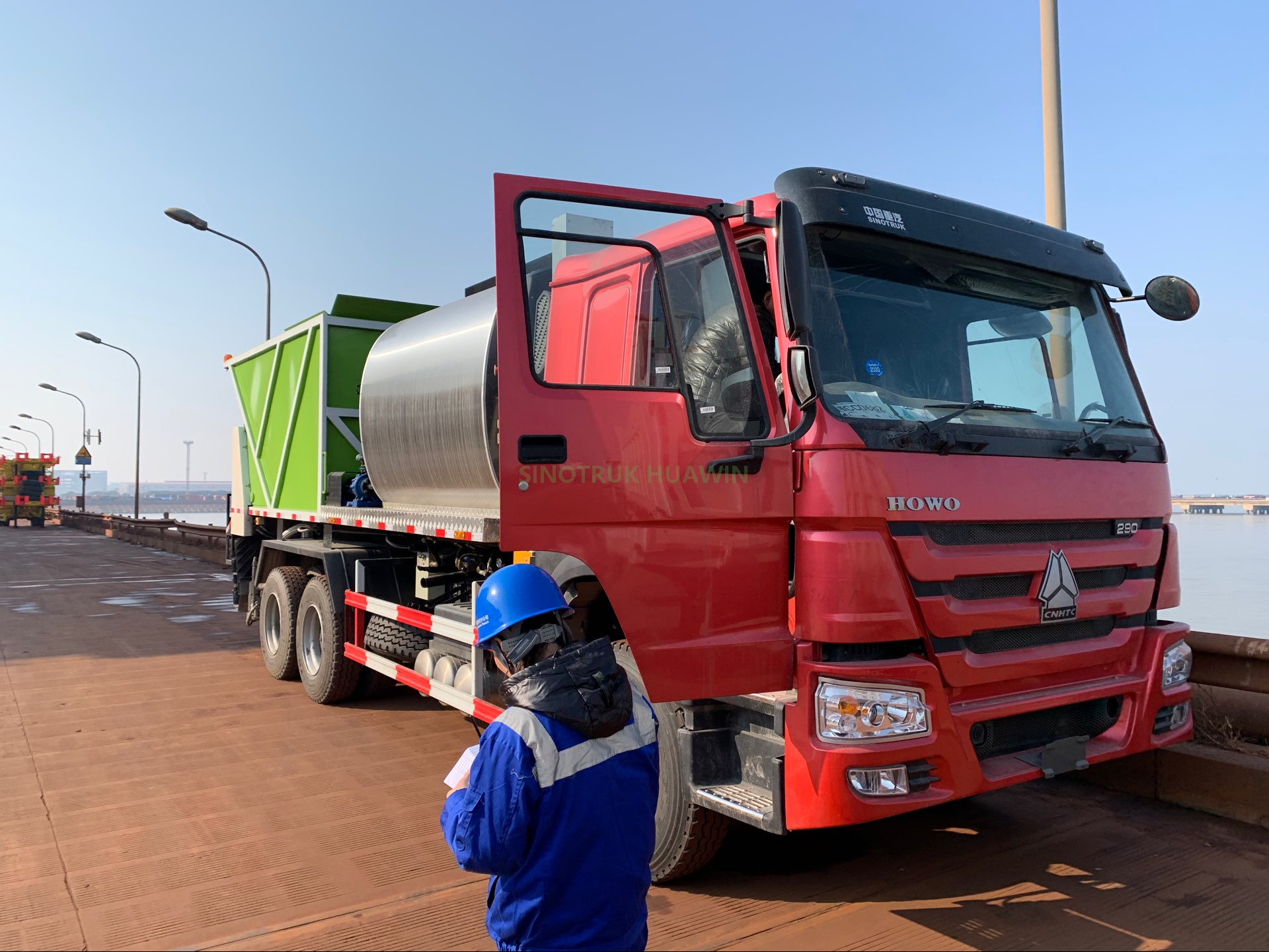 شاحنة رش البيتومين Sinotruk HOWO 6X4