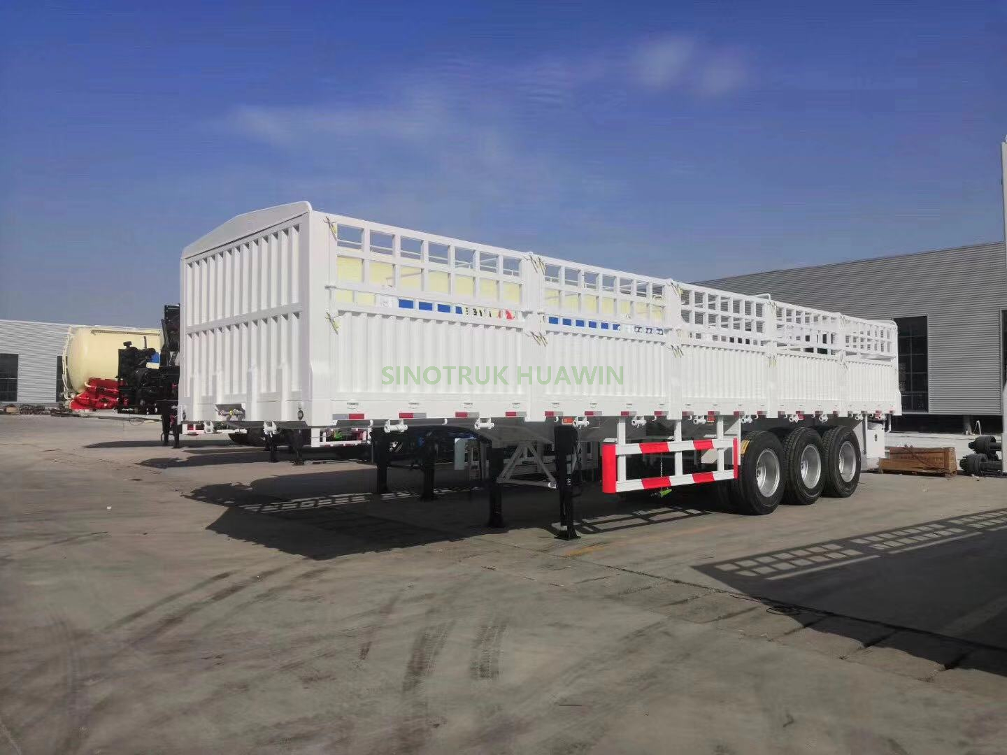 SINOTRUK 40FT 3 Axles Storehouse نصف مقطورة