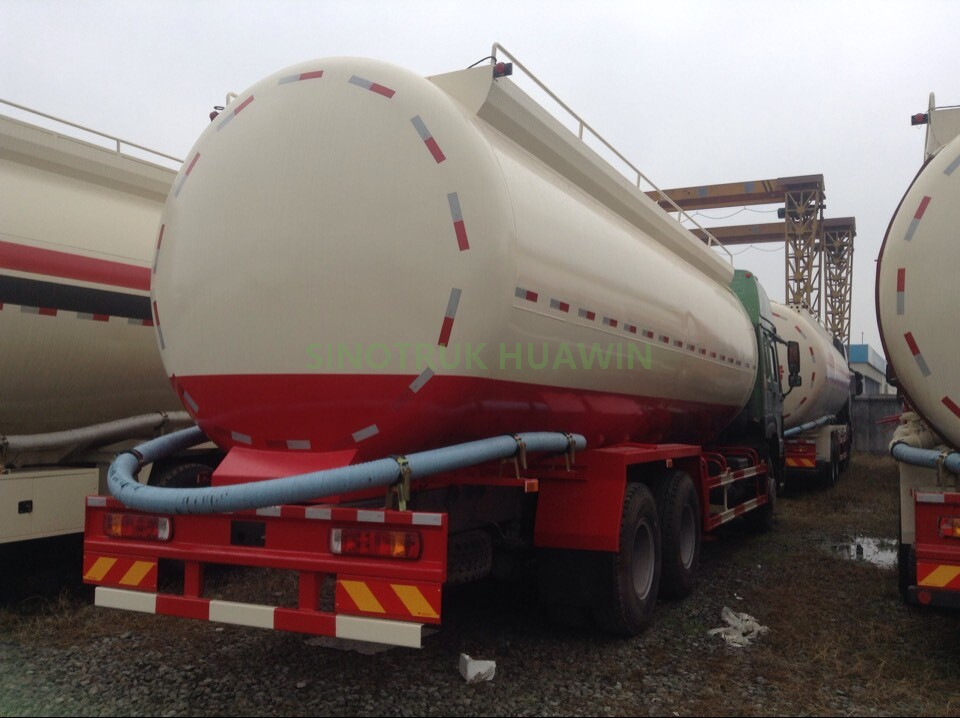SINOTRUK HOWO 6X4 شاحنة صهريج أسمنت السائبة