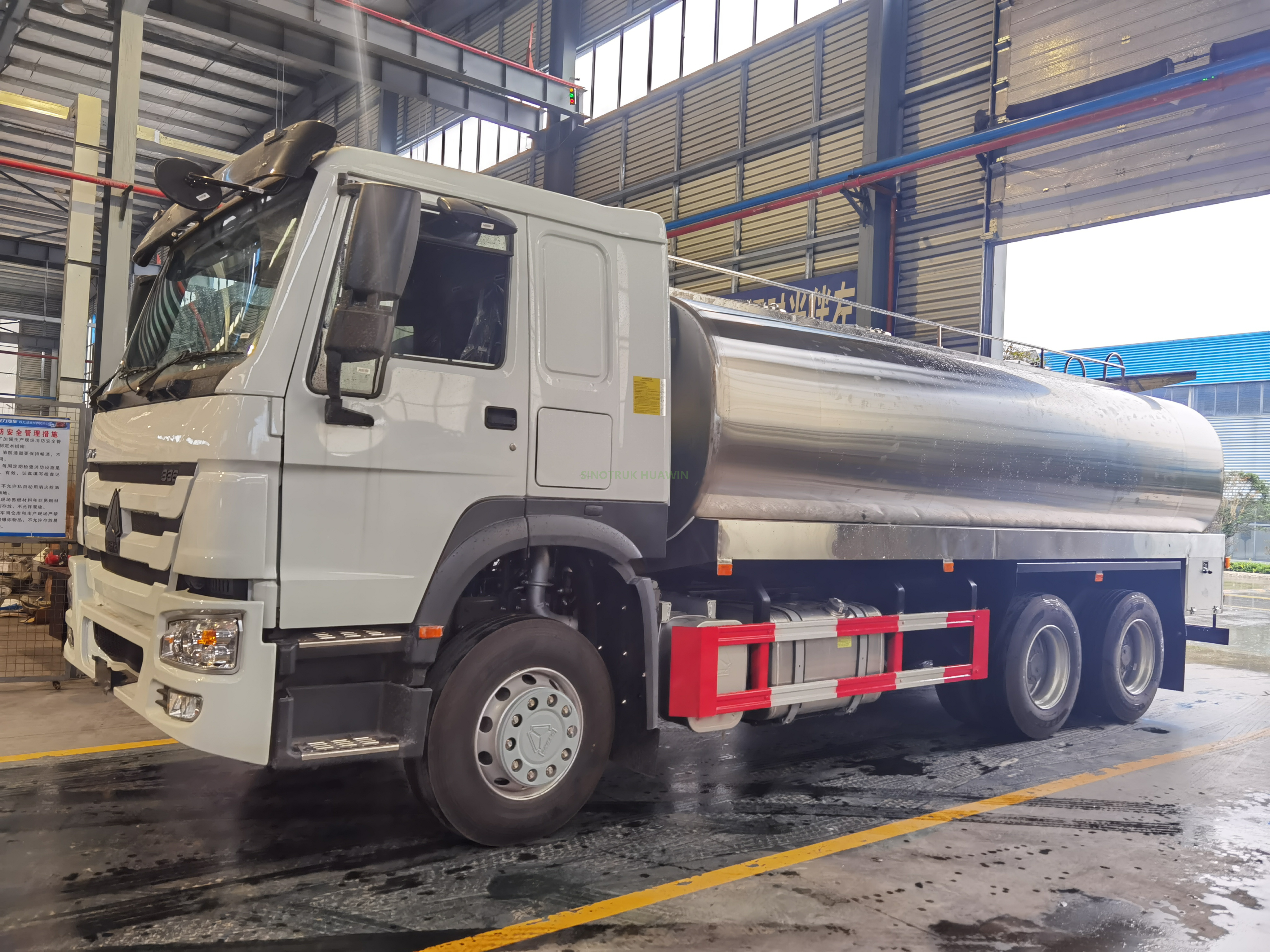 شاحنة نقل الحليب SINOTRUK HOWO 6X4