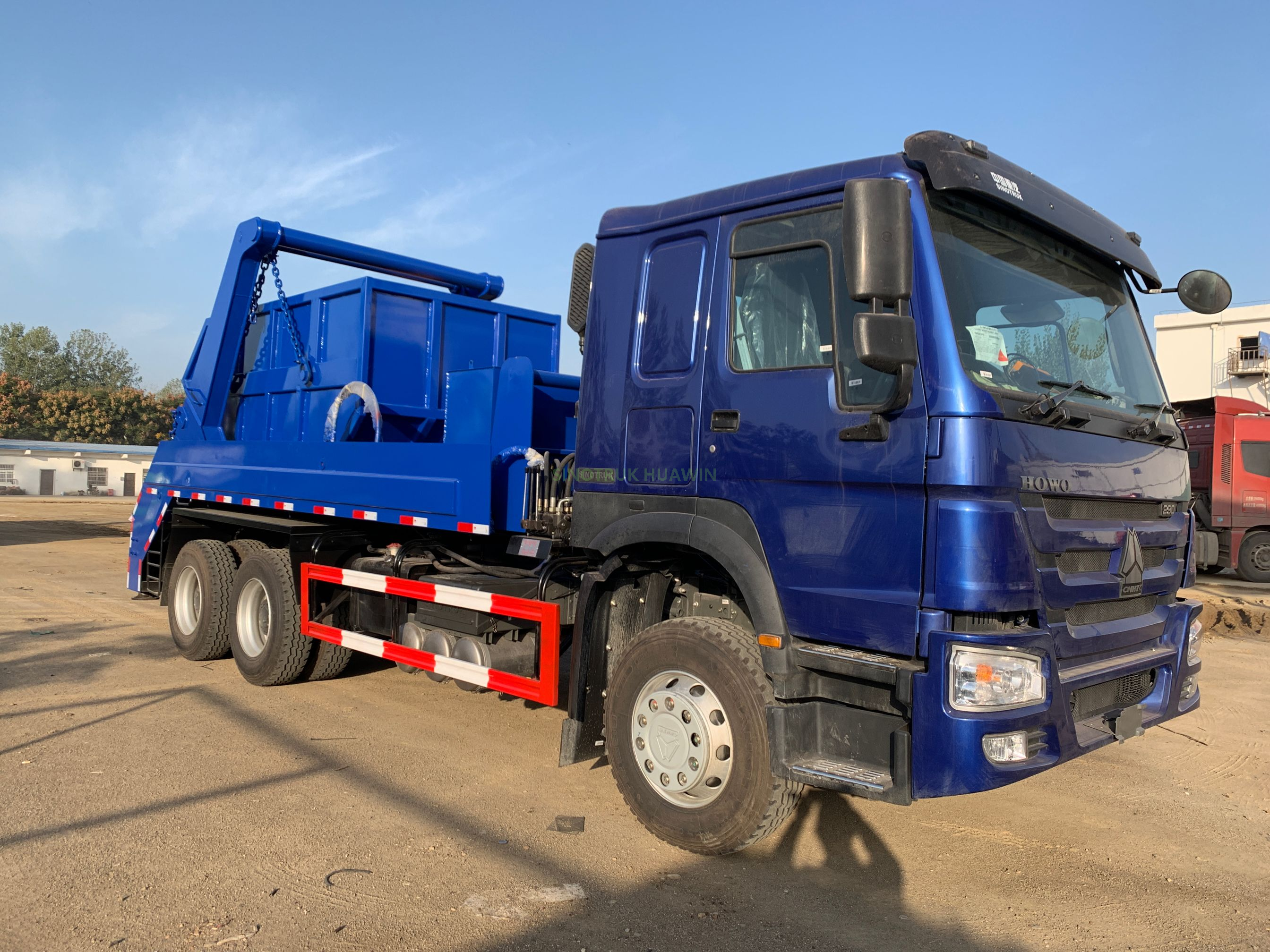 SINOTRUK HOWO 6X4 شاحنة لجمع القمامة ذات ذراع متأرجح