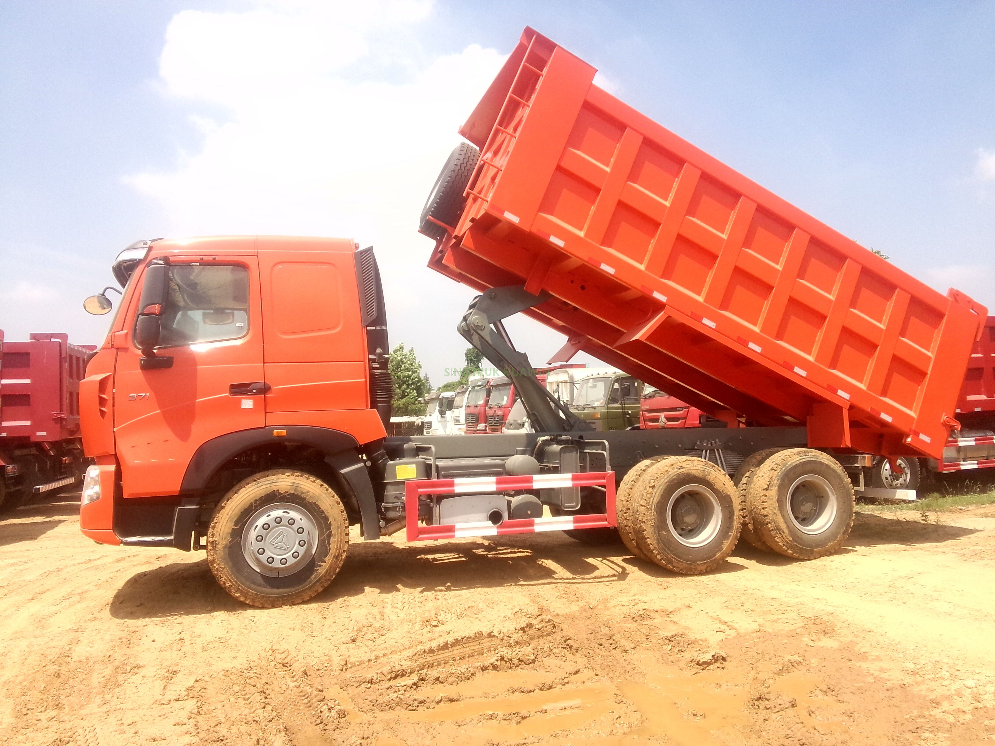 شاحنة قلابة Sinotruk A7 6X4 بقلب متوسط