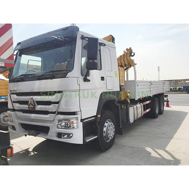شاحنة HOWO 6 × 4 مزودة برافعة ذراع مفصلية مثبتة على XCMG 14T