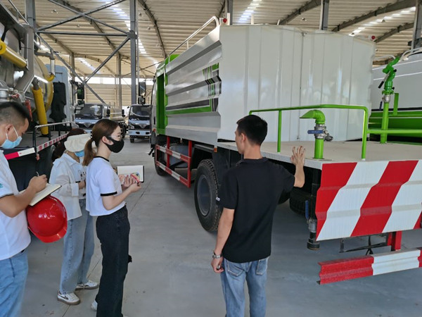 تدريب الموظفين في مصنع هووين