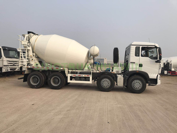 شاحنة خلط الخرسانة SINOTRUK T5G 8X4 RHD