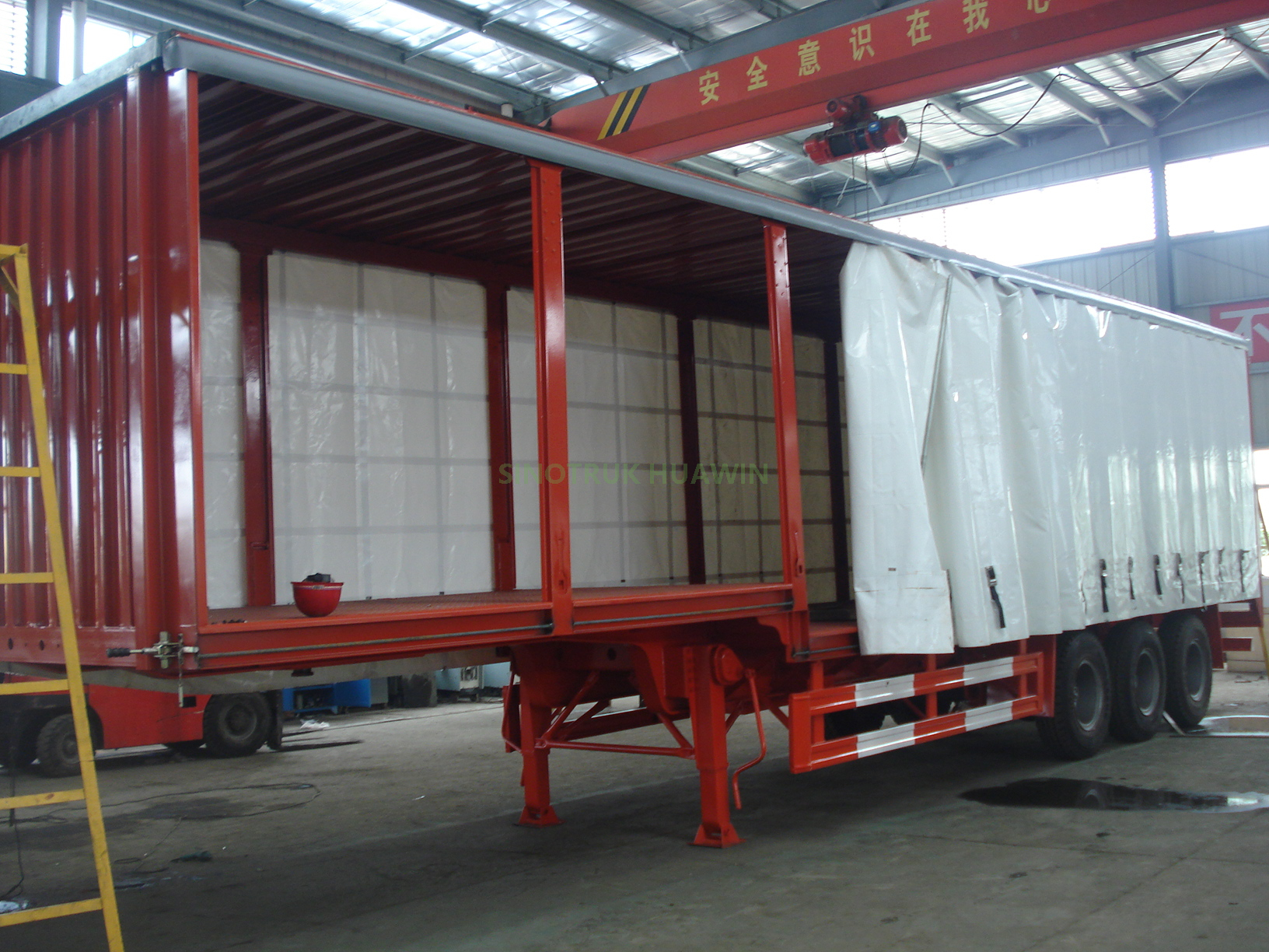SINOTRUK 40FT 3 Axles Curtain Side نصف مقطورة
