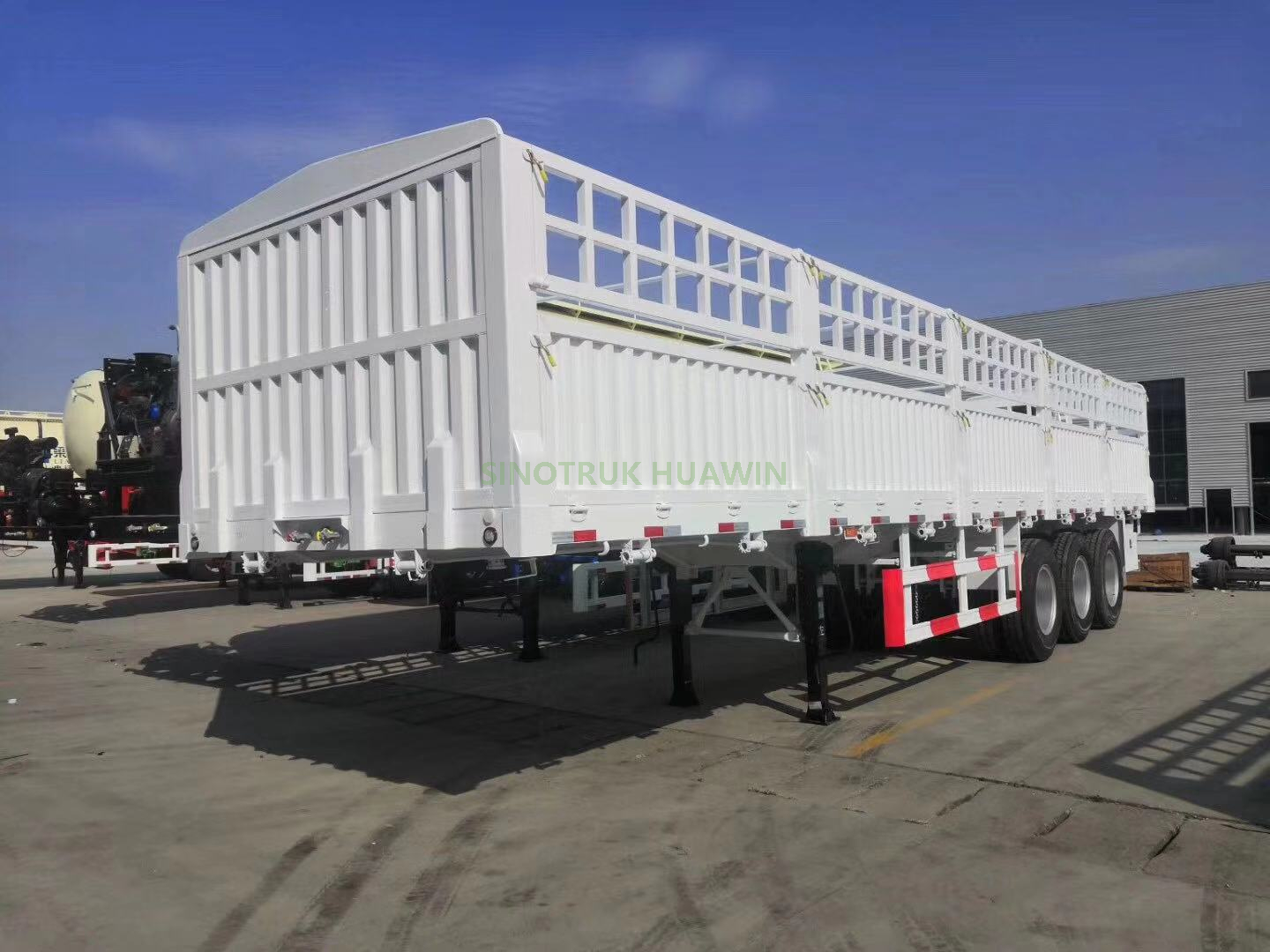 SINOTRUK 40FT 3 Axles Storehouse نصف مقطورة