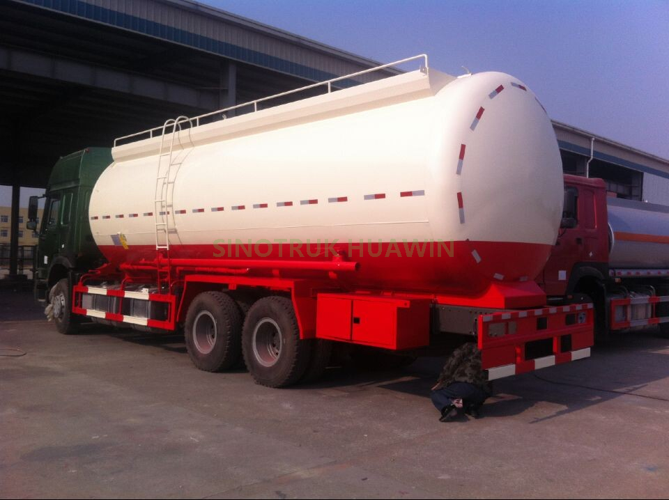 SINOTRUK HOWO 6X4 شاحنة صهريج أسمنت السائبة