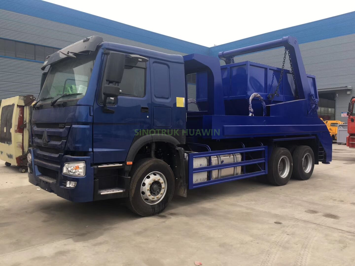 SINOTRUK HOWO 6X4 شاحنة لجمع القمامة ذات ذراع متأرجح