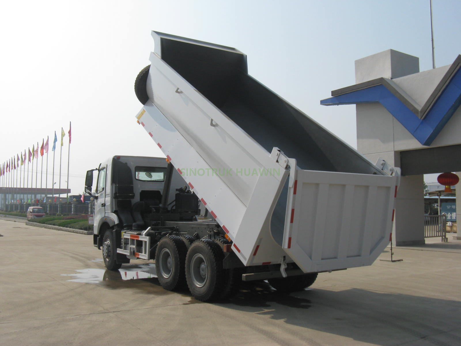 ساينو تراك HOWO A7 6X4 شاحنة قلابة أمامية