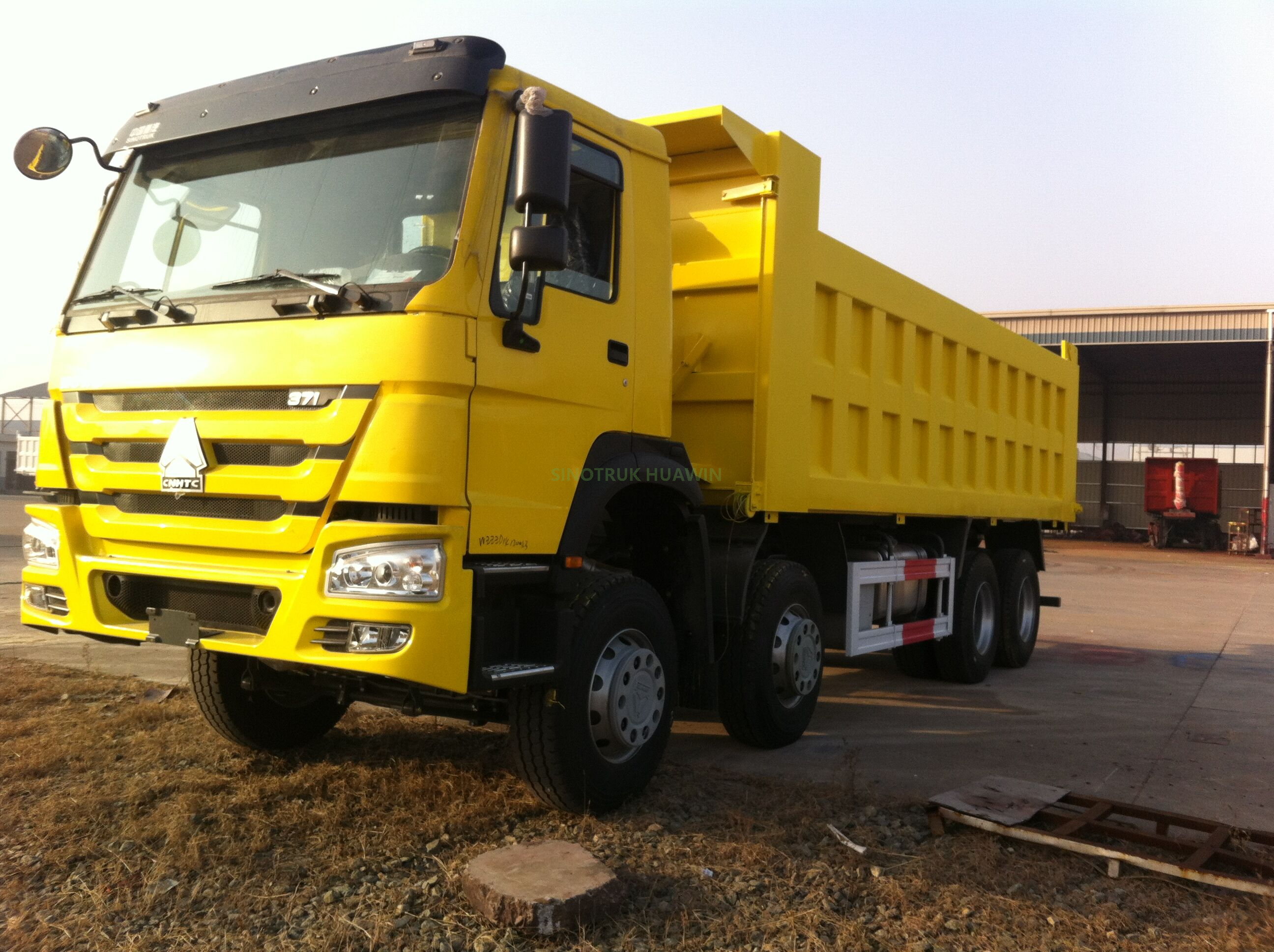 Sinotruck HOWO 8X4 40T شاحنة قلابة أمامية