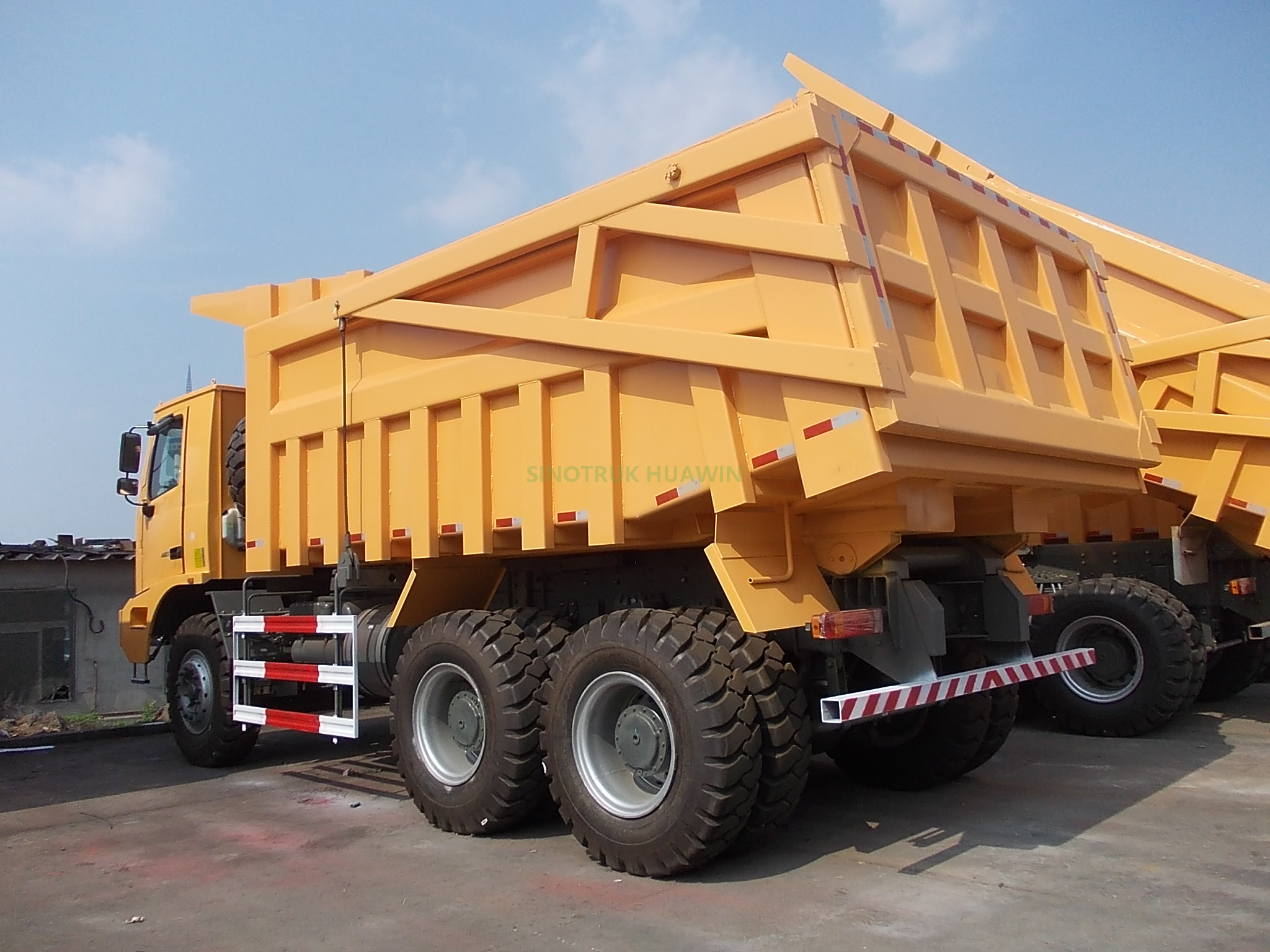 SINOTRUK شاحنة قلابة جديدة للتعدين 6 × 4
