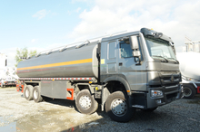 SINOTRUK HOWO 8X4 30000 لتر شاحنة خزان الوقود