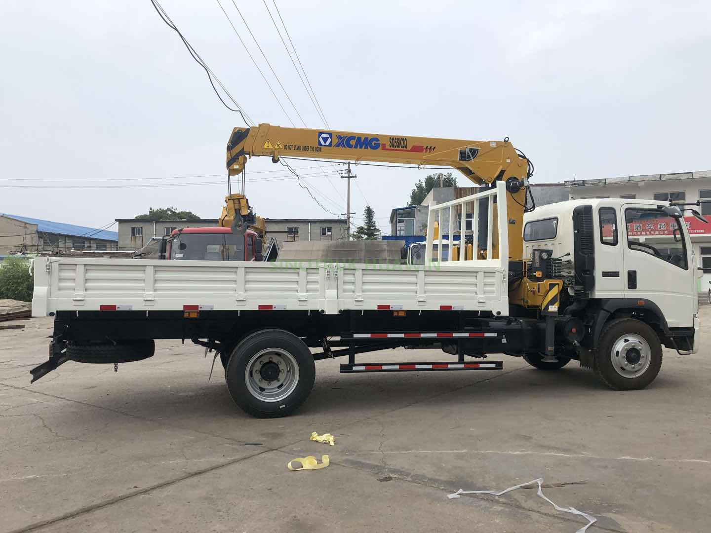 شاحنة HOWO 4X2 مع رافعة XCMG 3.2T