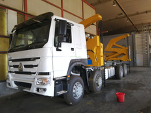 SINOTRUK HOWO 8x4 Side Crane Truck لحمل حاوية 20 قدم