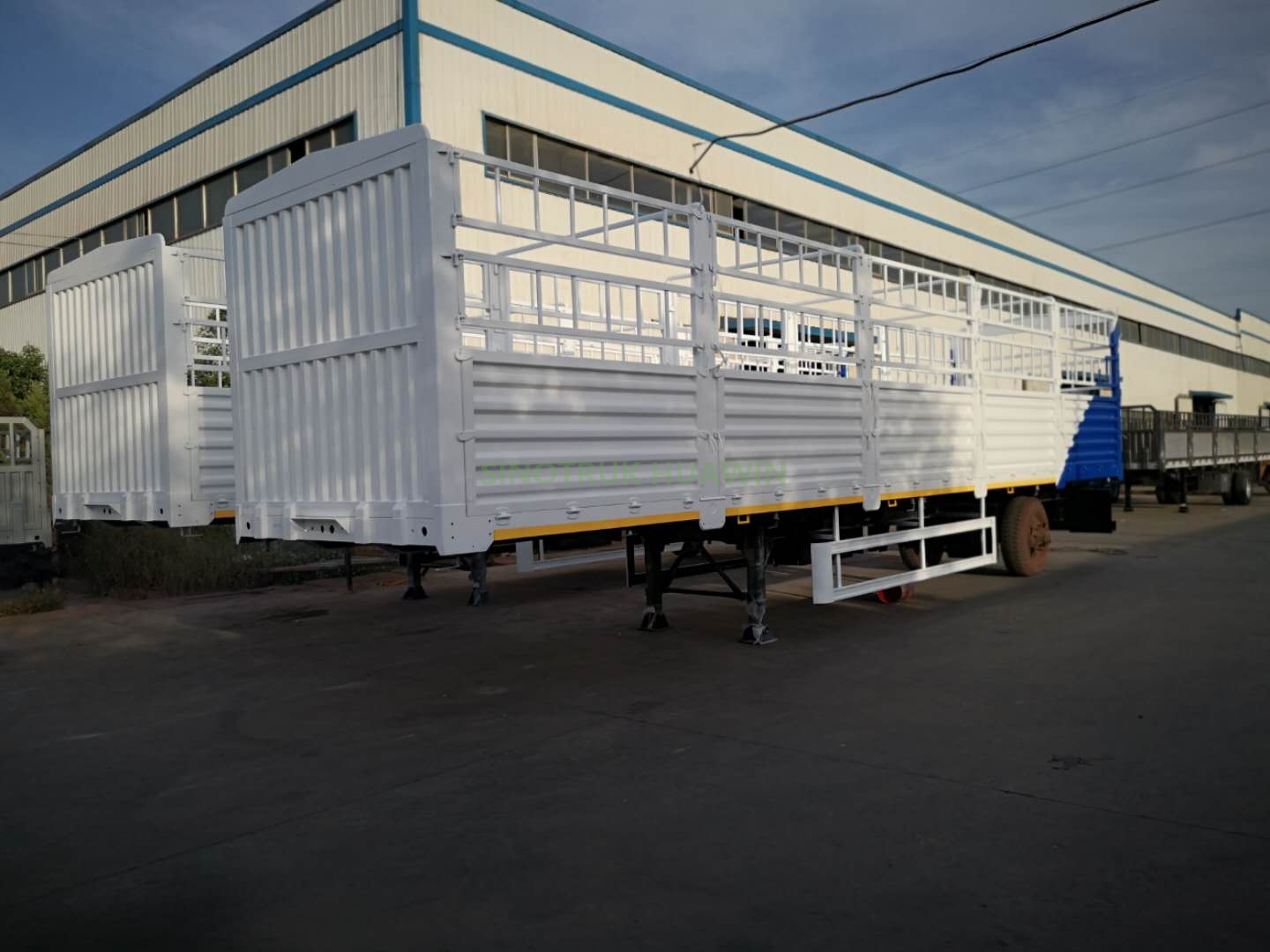 SINOTRUK 40FT 3 Axles Storehouse نصف مقطورة