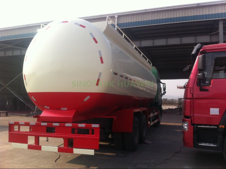 SINOTRUK HOWO 6X4 شاحنة صهريج أسمنت السائبة