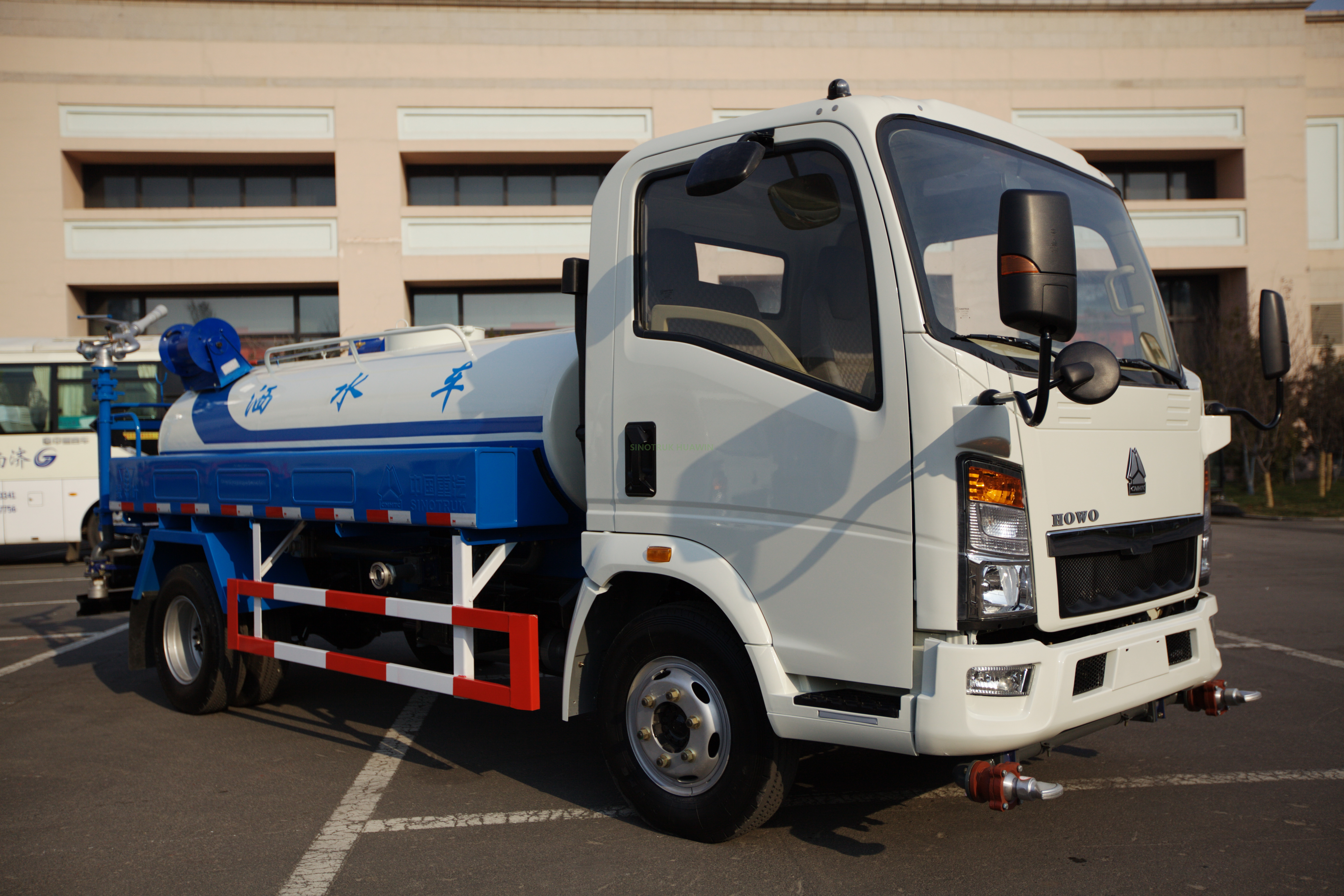 ساينو تراك HOWO 4X2 10000 لتر شاحنة رش المياه