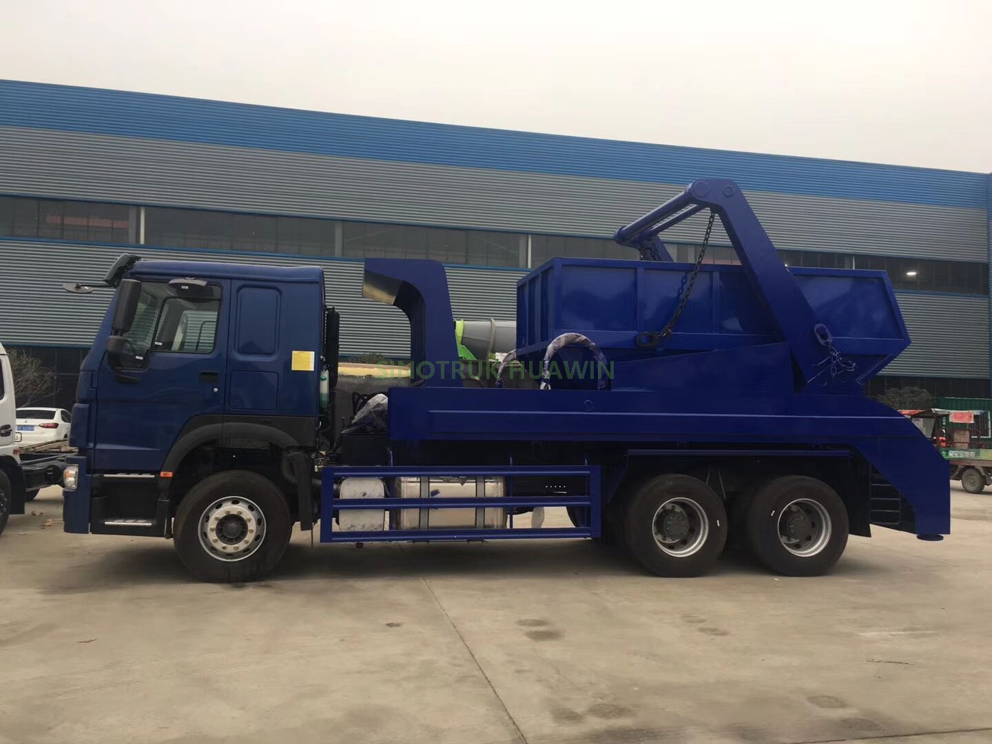 SINOTRUK HOWO 6X4 شاحنة لجمع القمامة ذات ذراع متأرجح
