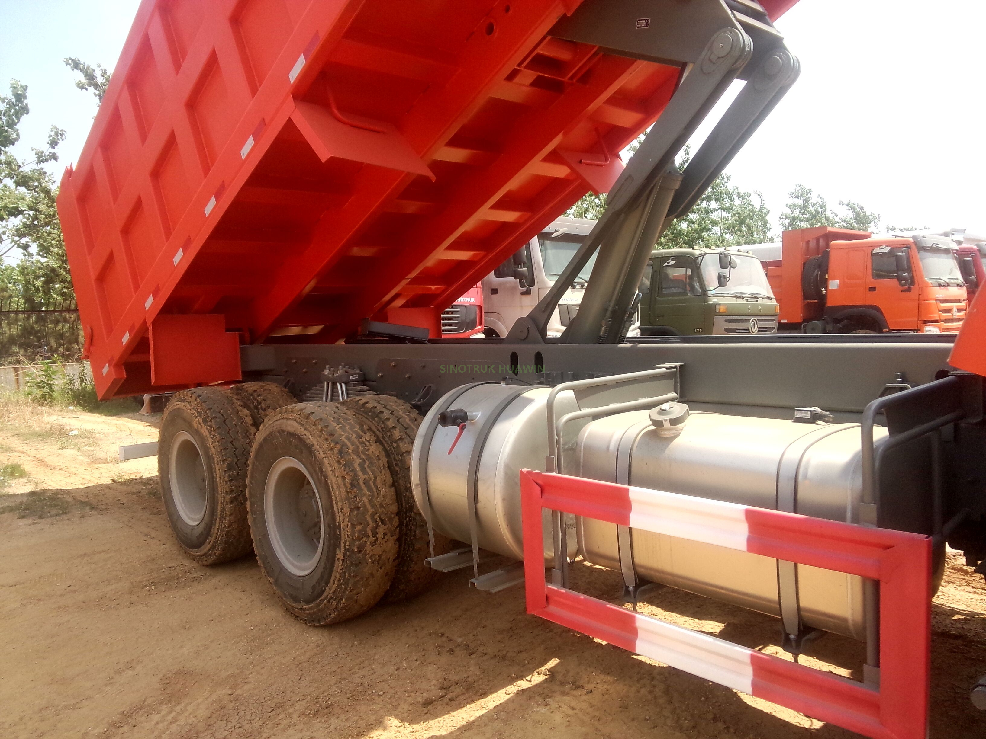 شاحنة قلابة Sinotruk A7 6X4 بقلب متوسط