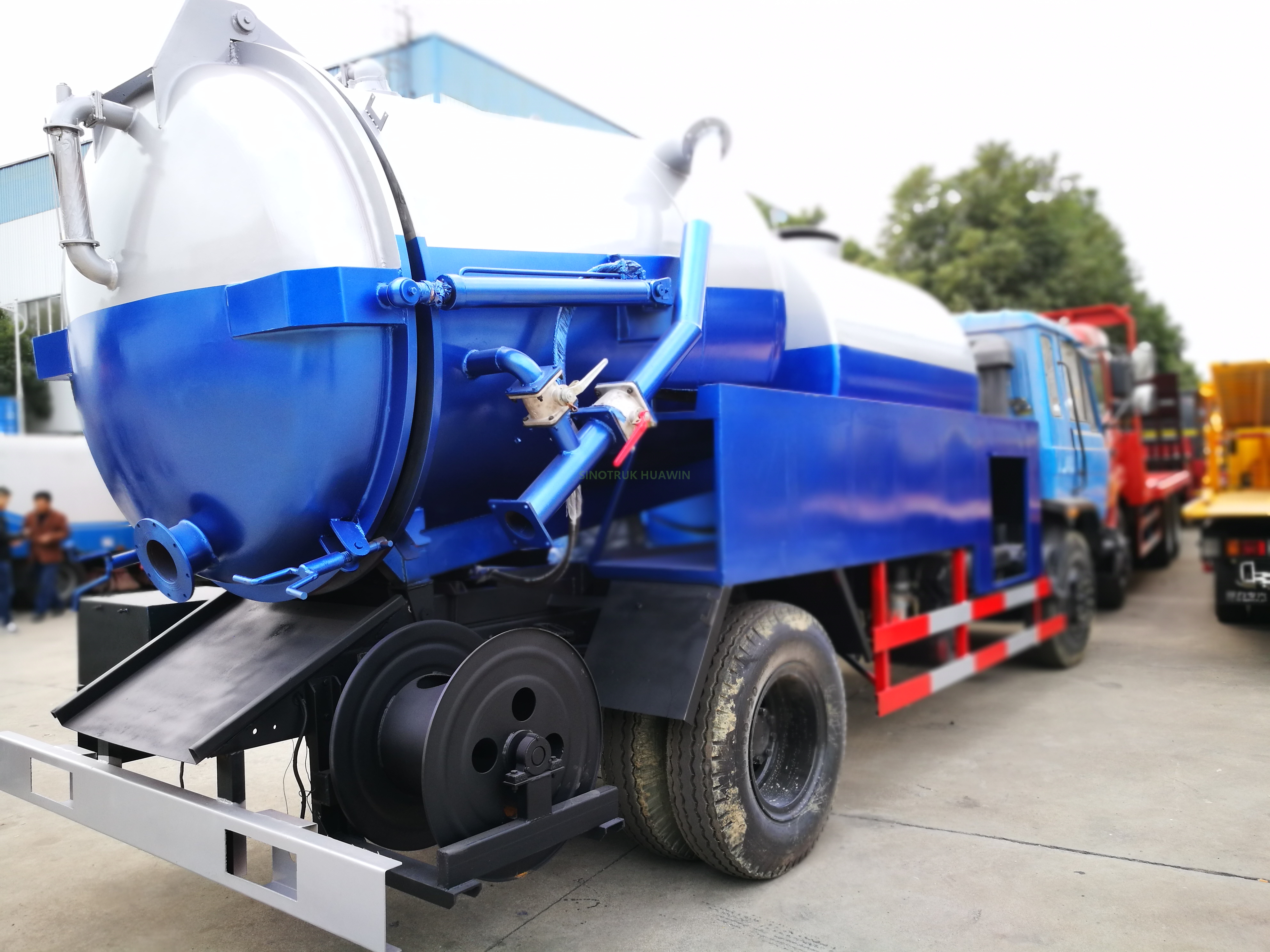 SINOTRUK HOWO 4X2 شاحنة شفط مياه الصرف الصحي