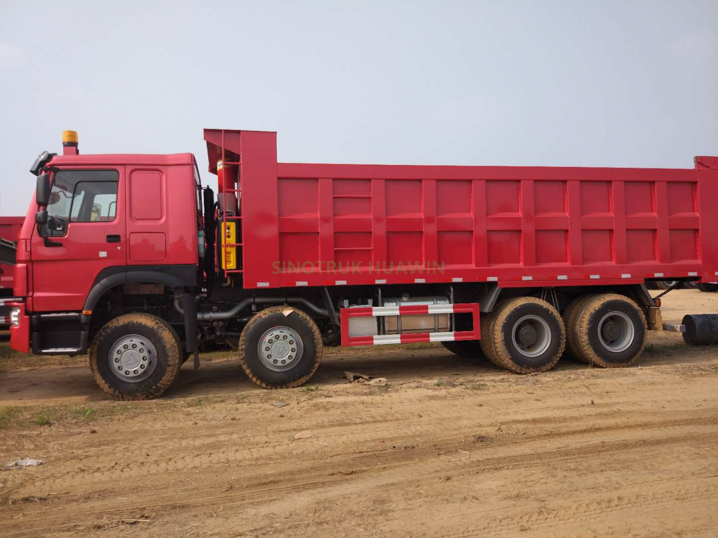 Sinotruck HOWO 8X4 40T شاحنة قلابة أمامية