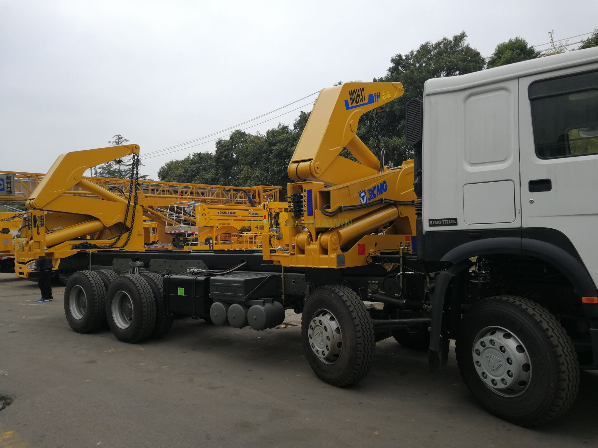SINOTRUK HOWO 8x4 Side Crane Truck لحمل حاوية 20 قدم