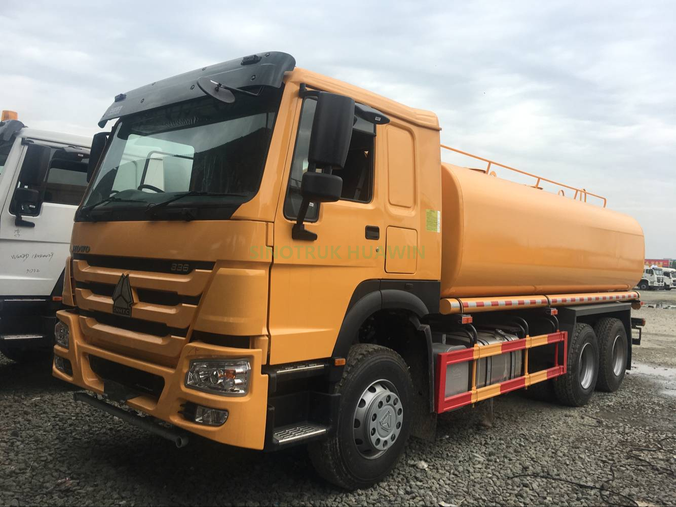 HOWO 6 × 4 2000 لتر شاحنة رش مياه