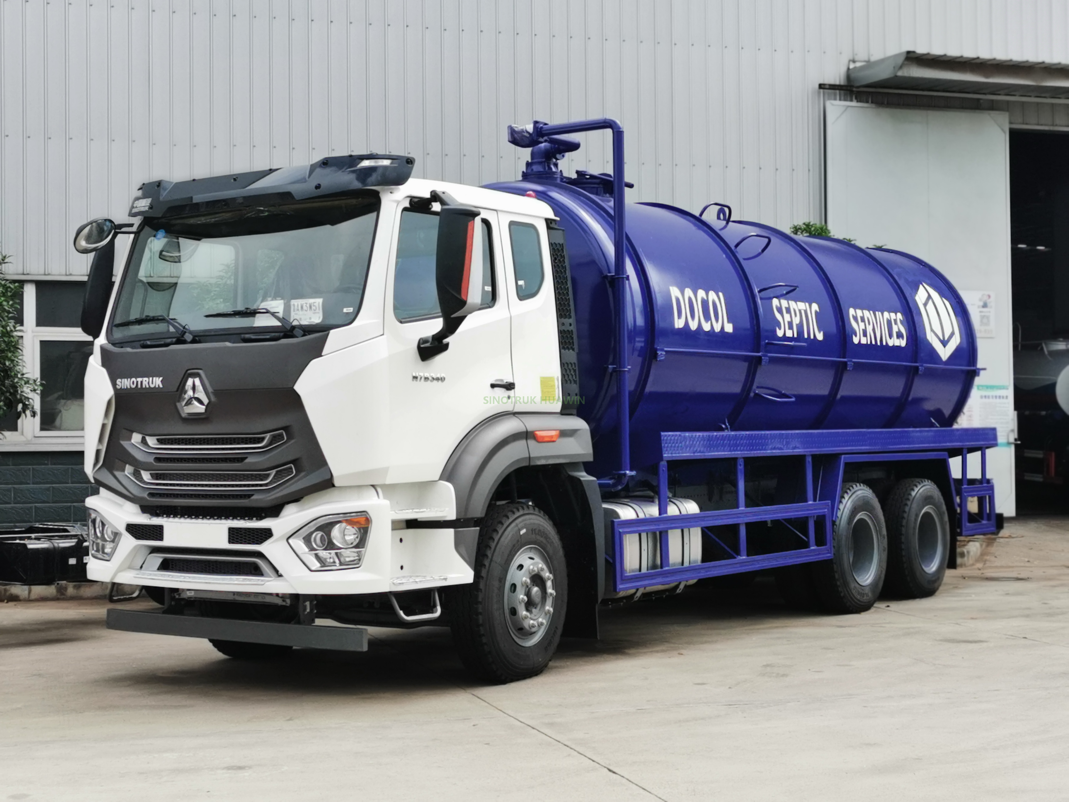 ساينو تراك HOWO 6X4 فراغ شاحنة صهريج شفط مياه المجاري