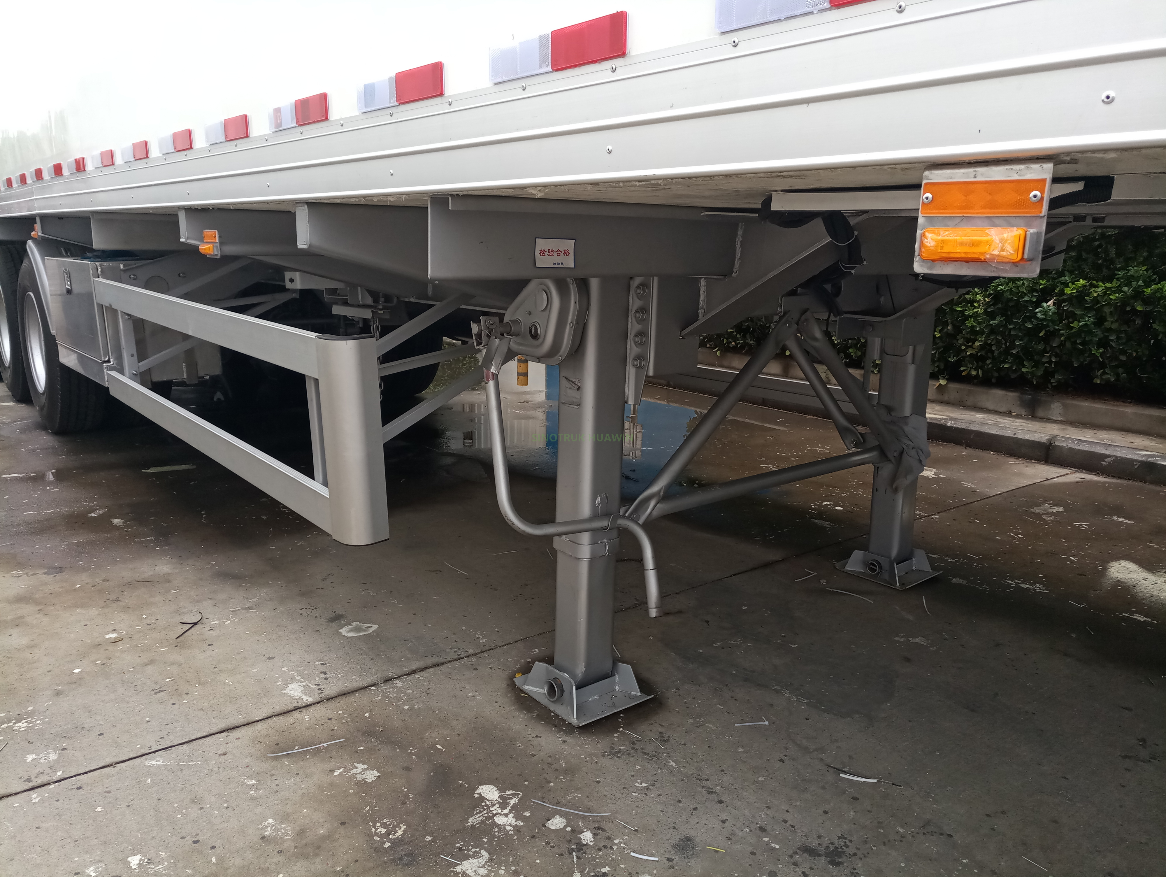 SINOTRUK مبردة نصف مقطورة