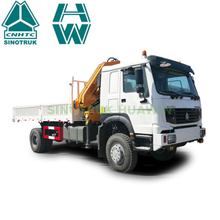 شاحنة HOWO 6 × 4 مزودة برافعة ذراع مفصلية مثبتة على XCMG 14T