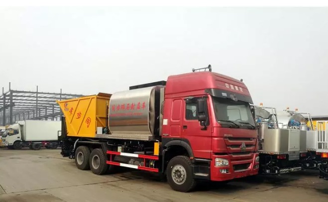 شاحنة رش البيتومين Sinotruk HOWO 6X4
