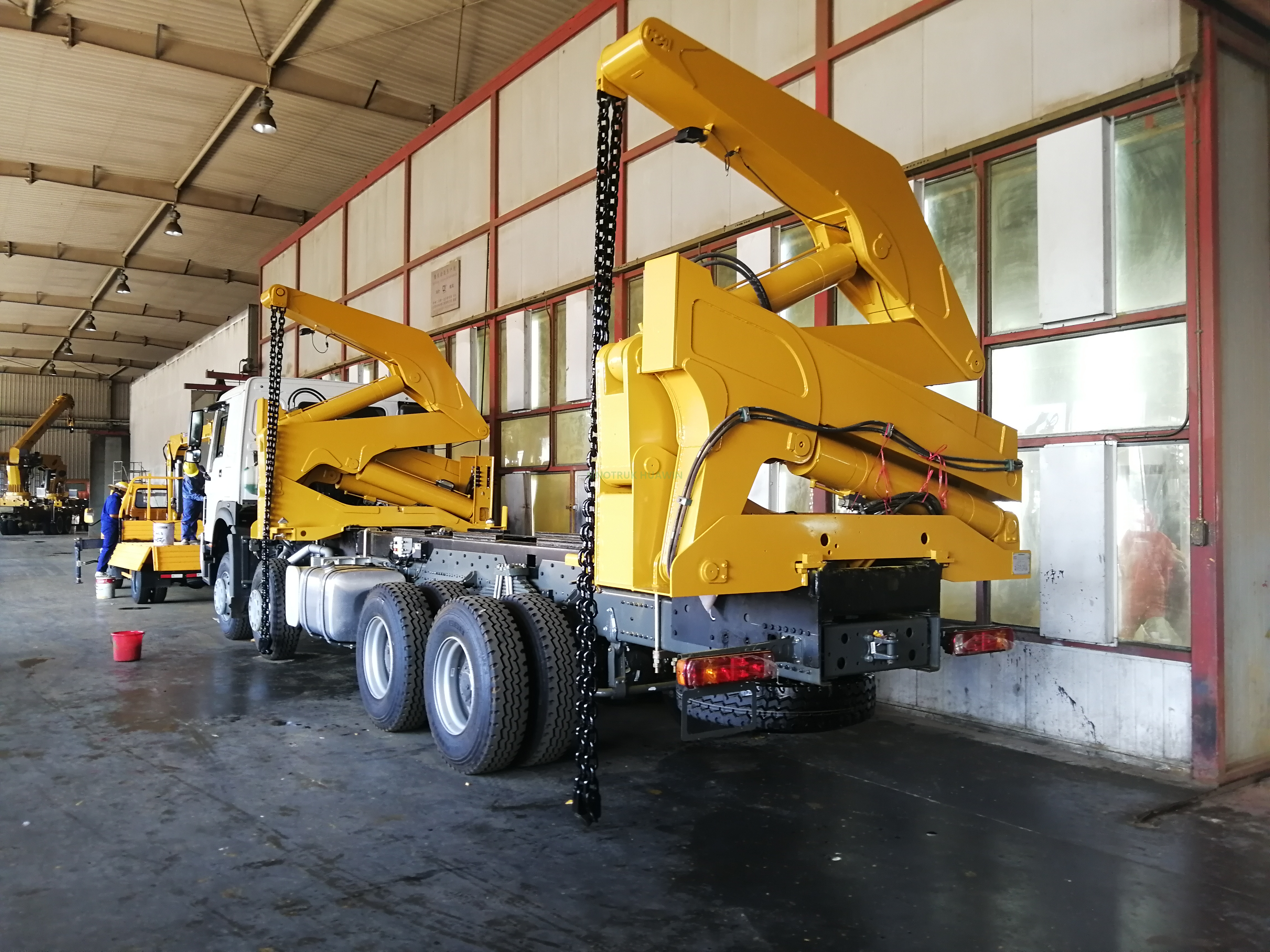 SINOTRUK HOWO 8x4 Side Crane Truck لحمل حاوية 20 قدم