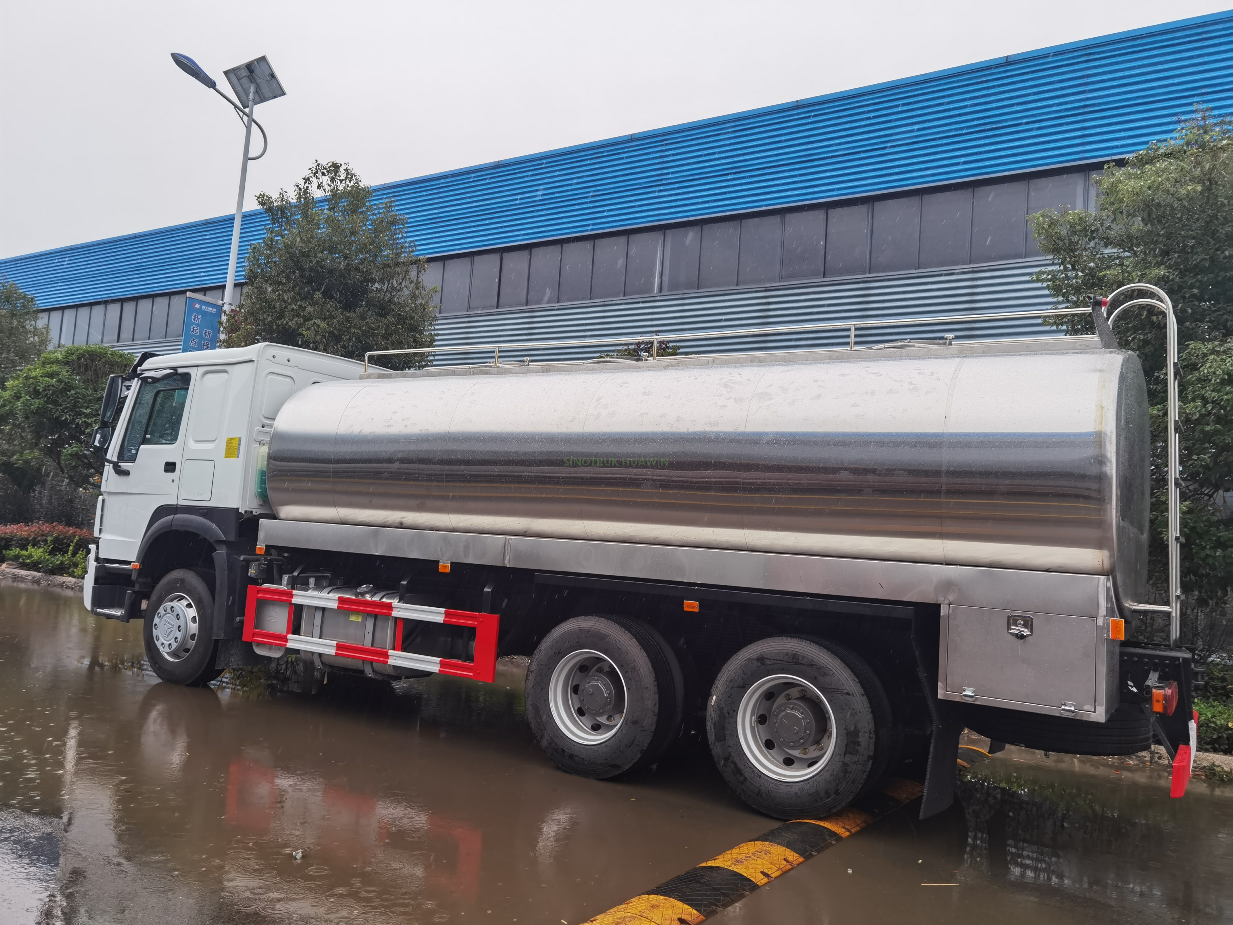 شاحنة نقل الحليب SINOTRUK HOWO 6X4