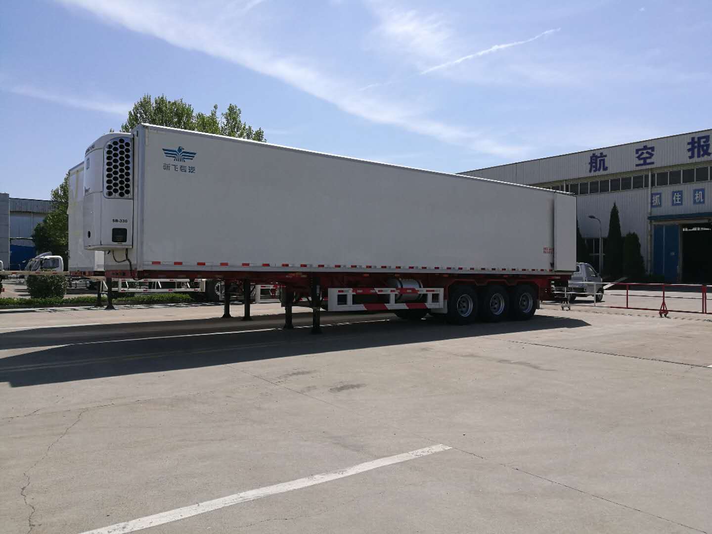 SINOTRUK مبردة نصف مقطورة