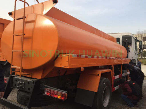 SINOTRUK HOWO 4X2 خزان وقود 12000 لتر شاحنة