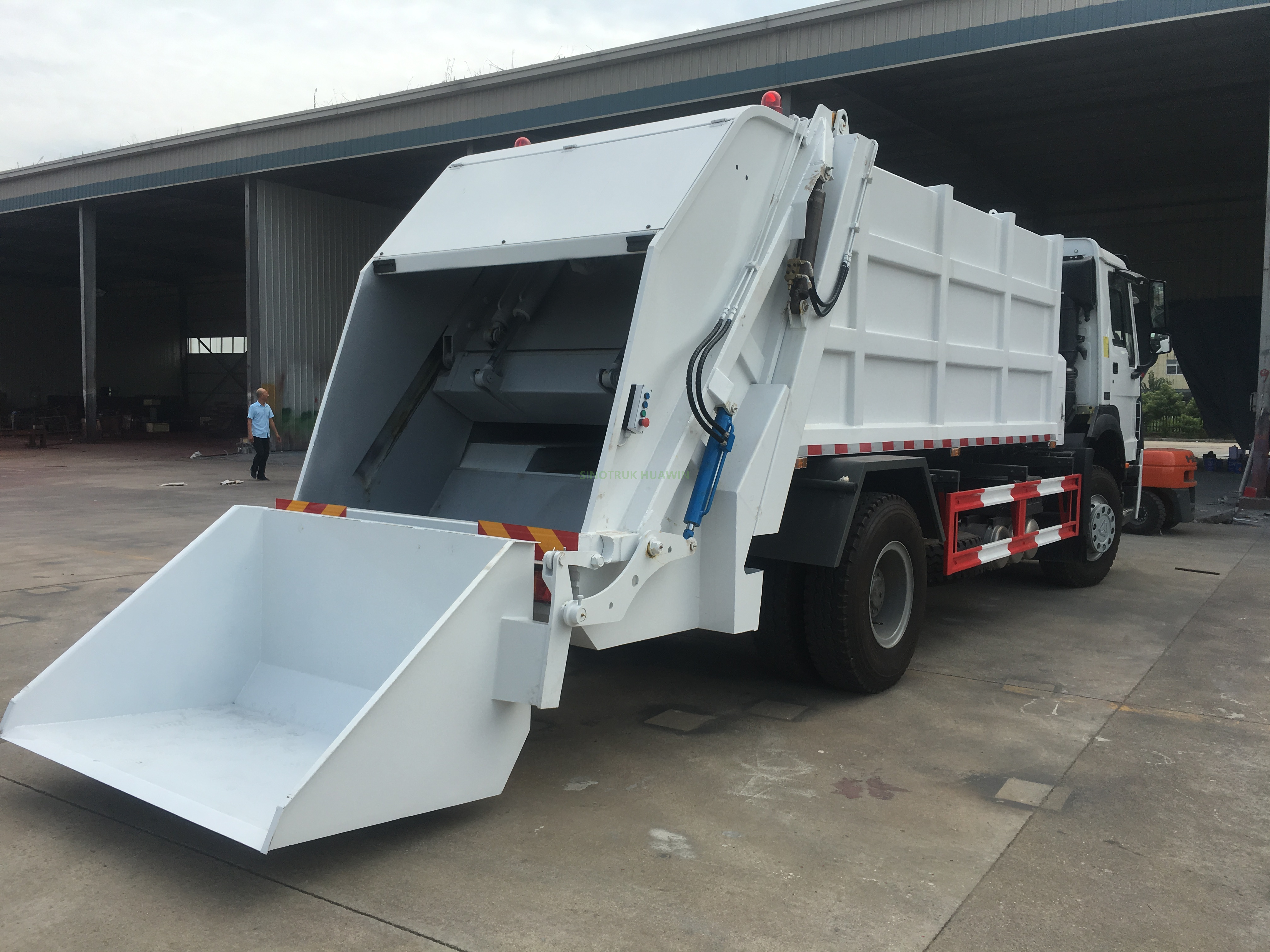 شاحنة جمع القمامة SINOTRUK HOWO 4X2