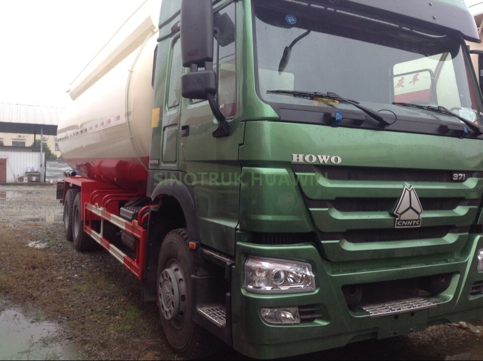 SINOTRUK HOWO 6X4 شاحنة صهريج أسمنت السائبة