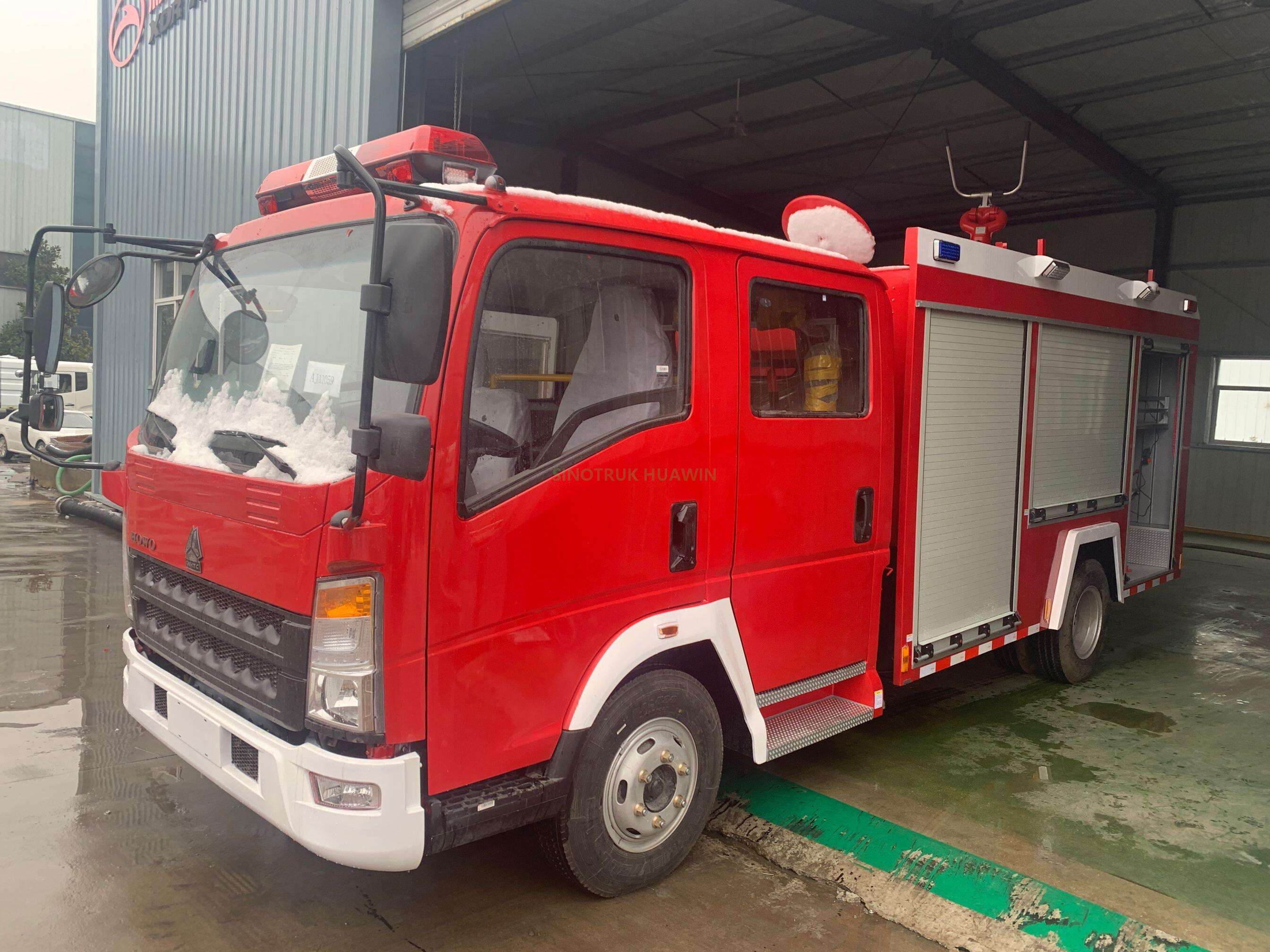 بيع شاحنة إطفاء الحريق SINOTRUK HOWO Light Truck 4 × 2