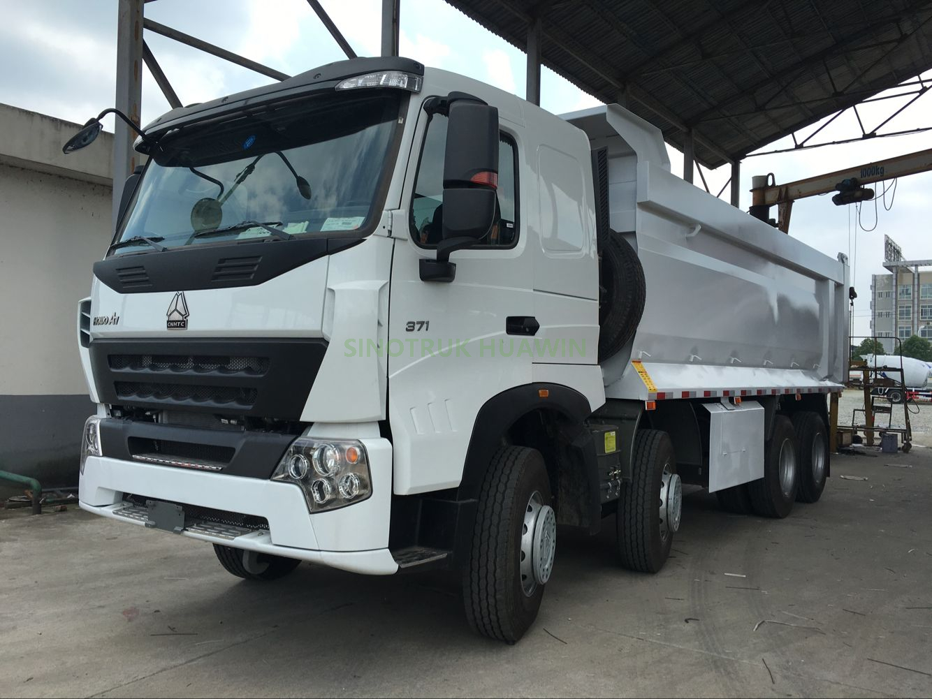 شاحنة قلابة أمامية SINOTRUK A7 8X4 لأفريقيا
