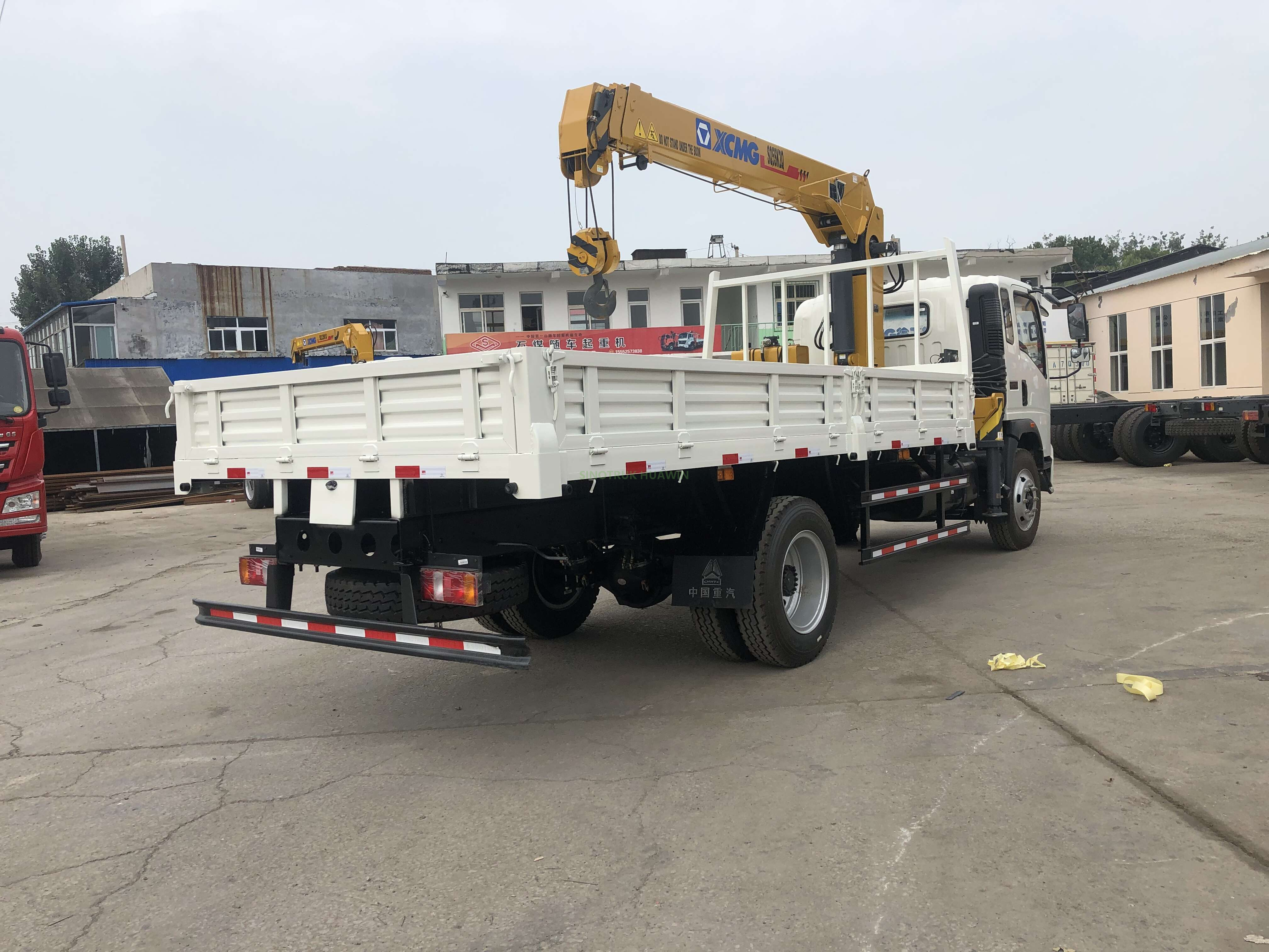 شاحنة HOWO 4X2 مع رافعة XCMG 3.2T
