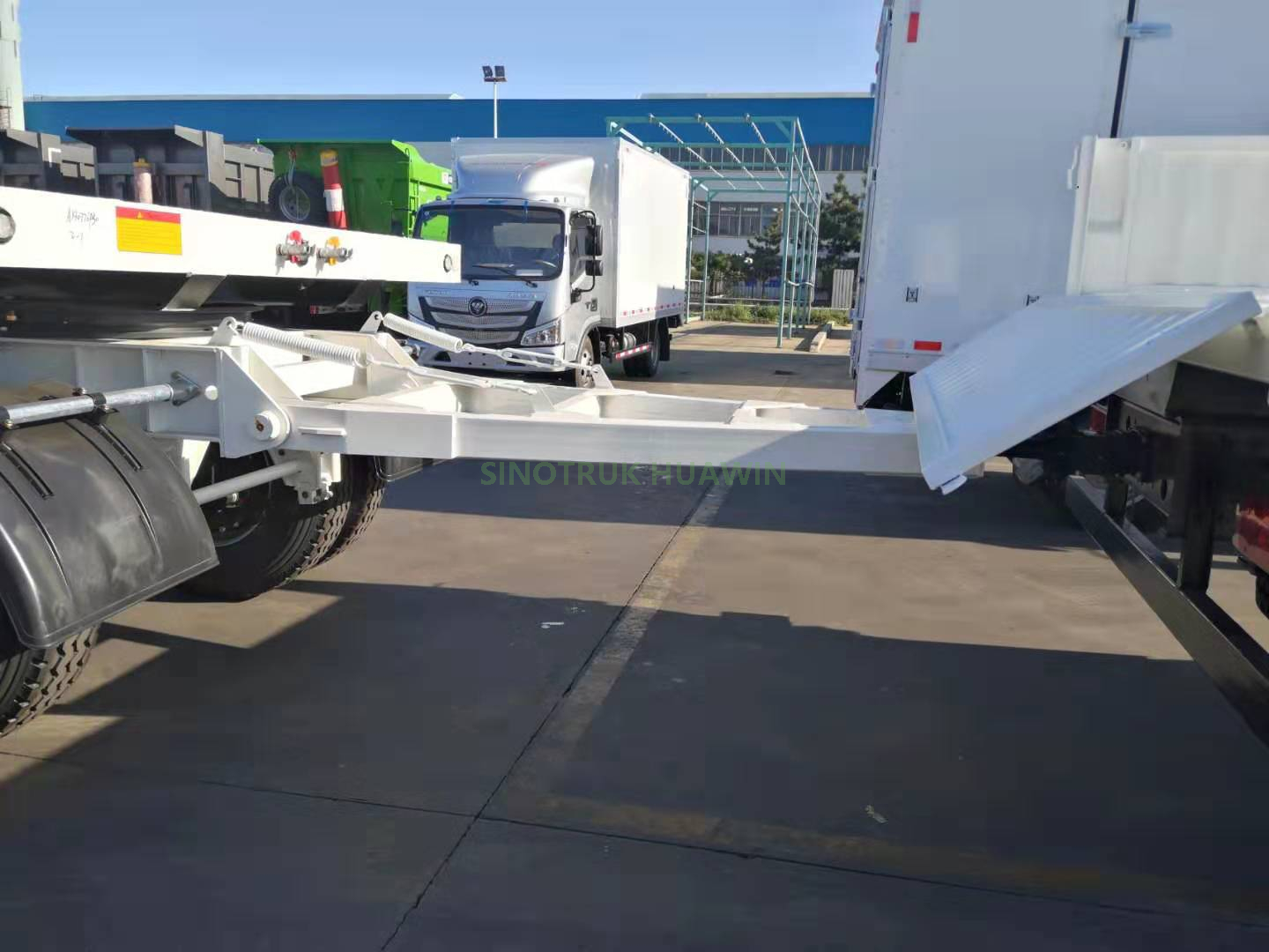 SINOTRUK 30FT 3 محاور مسطحة مقطورة كاملة