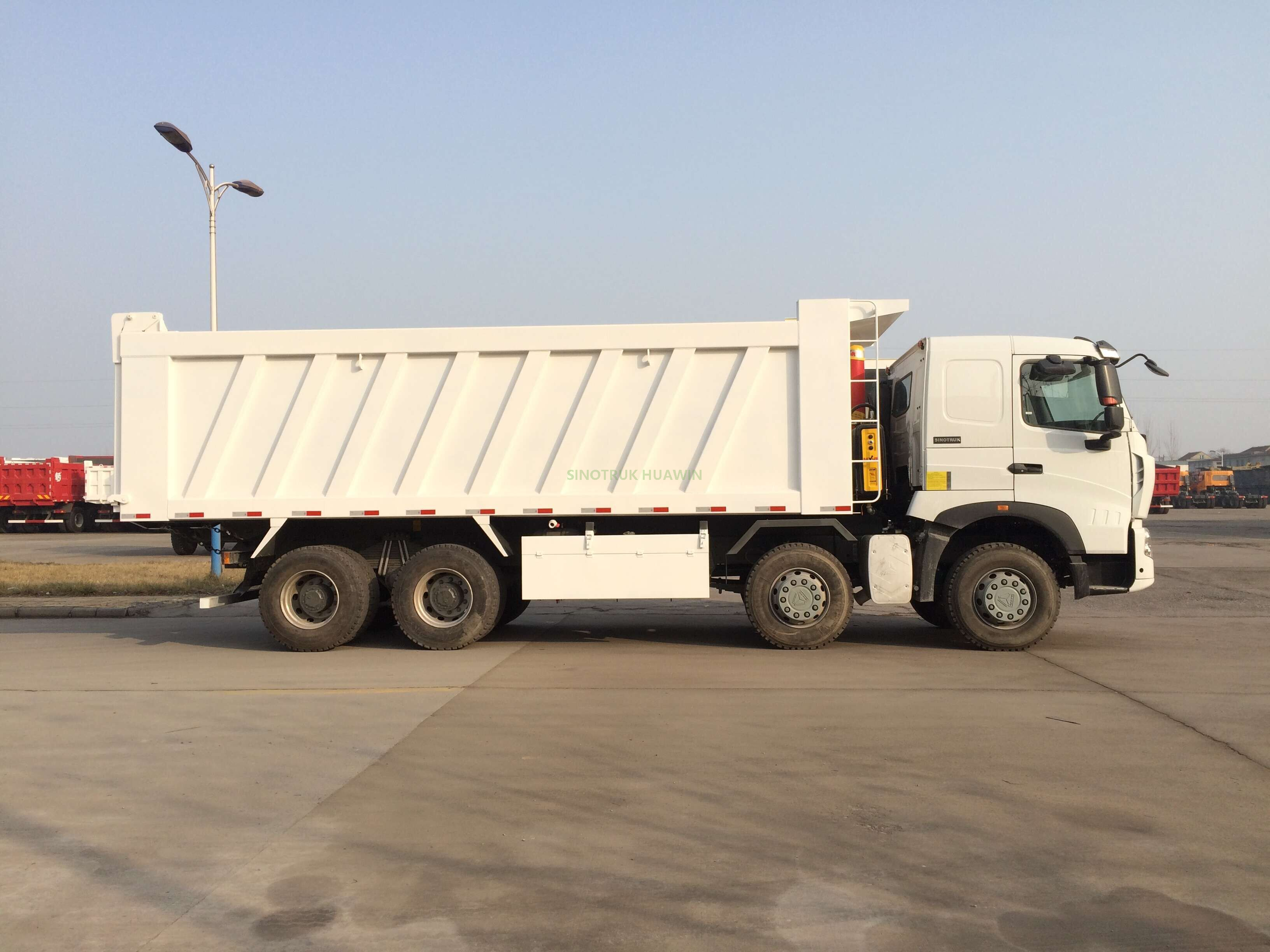 شاحنة قلابة أمامية SINOTRUK A7 8X4 لأفريقيا